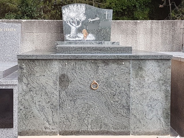 Monuments avec incrustation en pate de verre